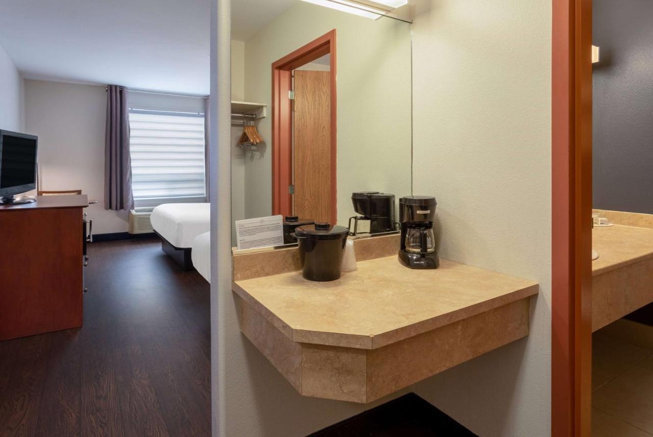 Hotel Super 8 By Wyndham Trois-Rivières Esterno foto